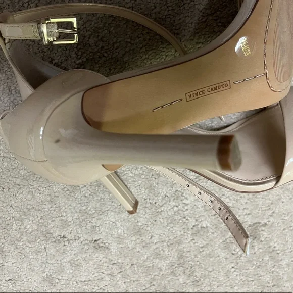 Vince Comuto! Like New!! Natural color/ patent leather sandals. 7.5 Worn twice. - Picture 7 of 8